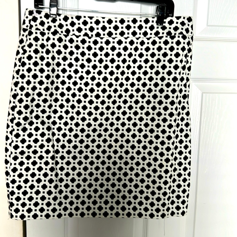 Women’s black and white skirt with ribbon